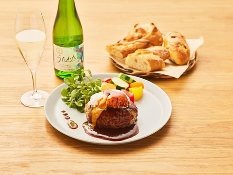 お酒に合う!ポーチドエッグをのせた絶品ハンバーグ!